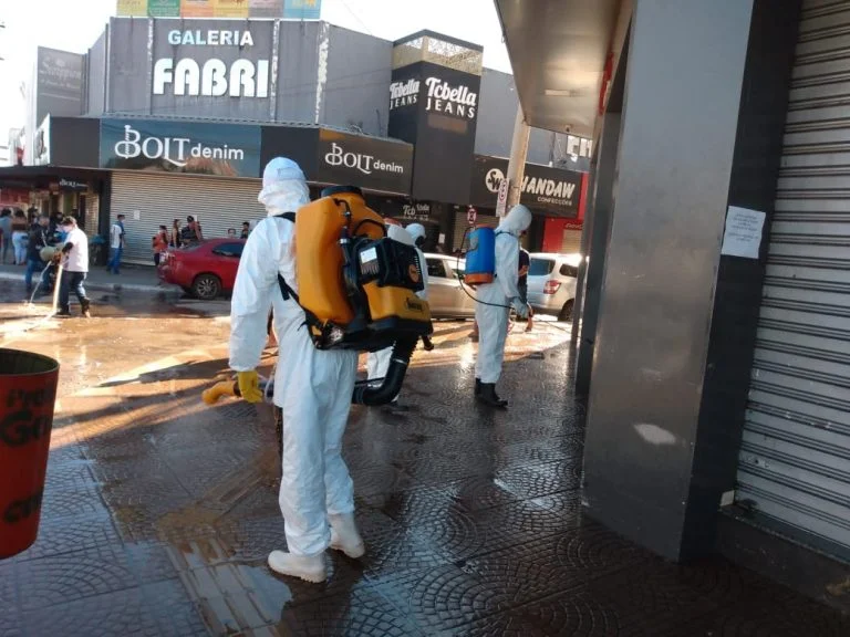 Comerciantes fazem protesto pedindo retomada das atividades econômicas