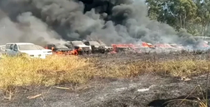 Incêndio em depósito destrói carros em Senador Canedo