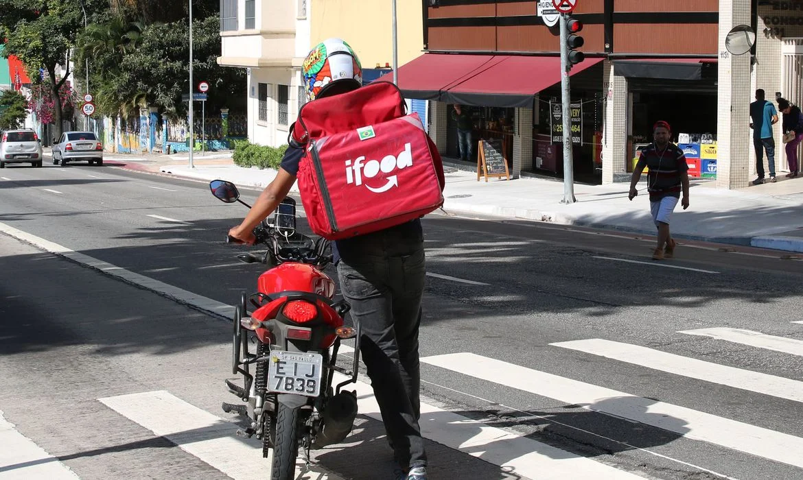 OVG distribui 5 mil máscaras a trabalhadores do delivery em Goiânia