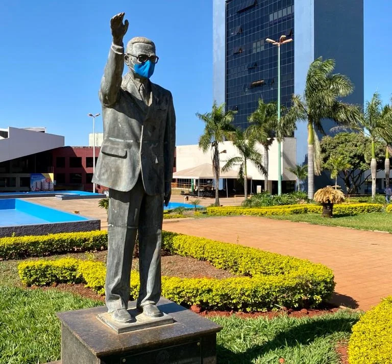 Estátua de ex- prefeito de Goiânia ganha máscara