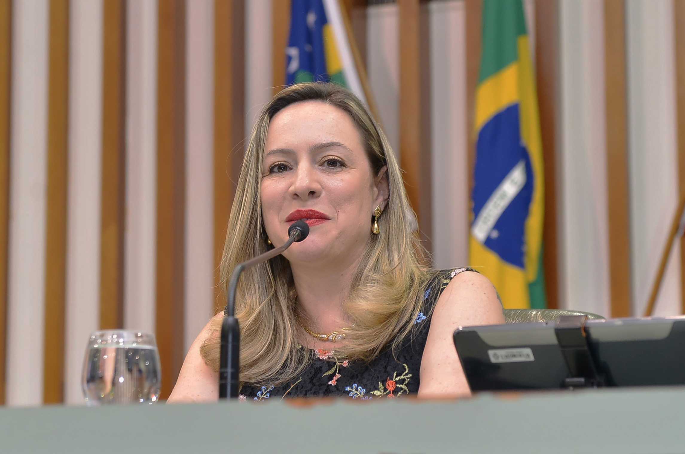 Adriana diz que Iris repete ação de eleição passada