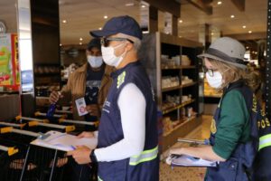 Vigilância Sanitária fiscalizando supermercados e que foram autuados em Goiânia