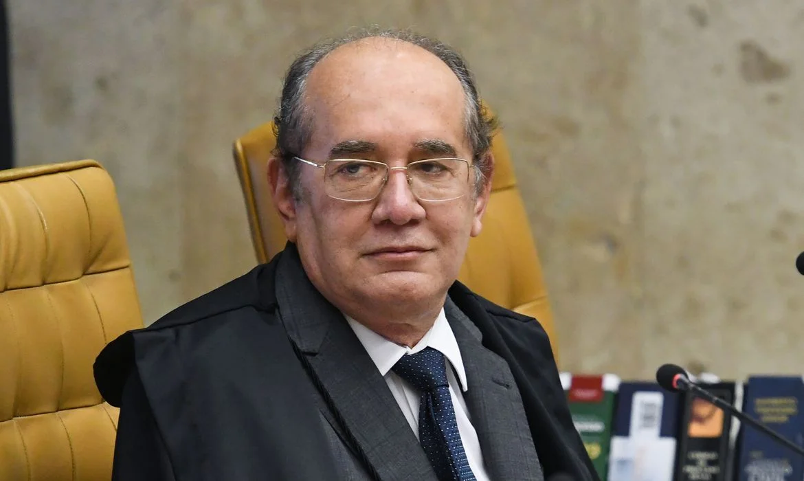 Gilmar Mendes suspende ordem de prisão contra Queiroz e esposa