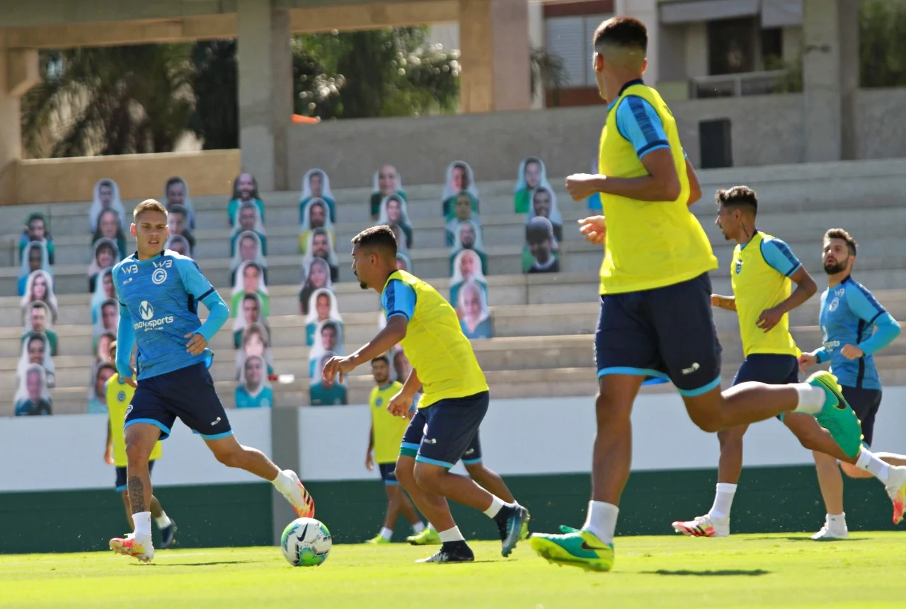 Com 16 jogadores vetados, Goiás encara Palmeiras em São Paulo