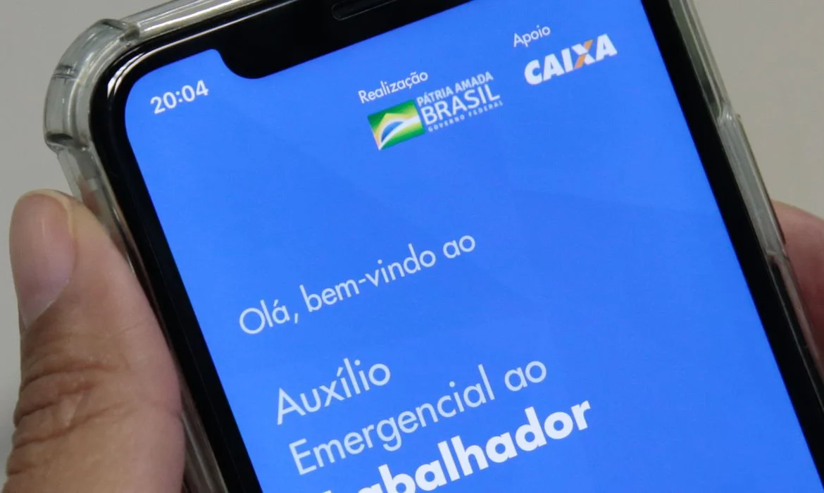 Mais de 4 milhões recebem auxílio emergencial nesta segunda-feira (17)