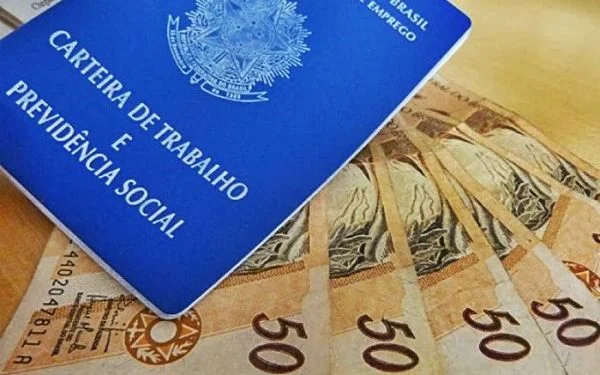 Primeira parcela do 13º salário deve ser paga até esta quarta-feira (30)