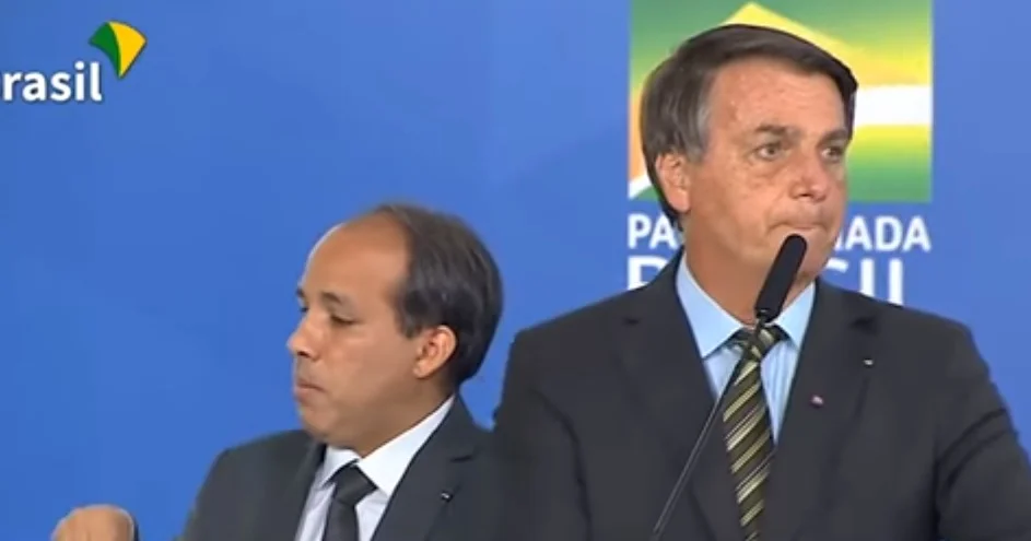 Com quase 115 mil mortes, Bolsonaro volta a defender cloroquina: “tem dado certo no Brasil”