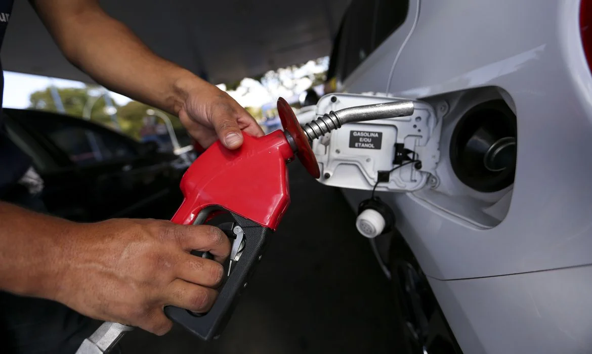 Gasolina sobe 6% e diesel 5% nas distribuidoras nesta sexta-feira (21)