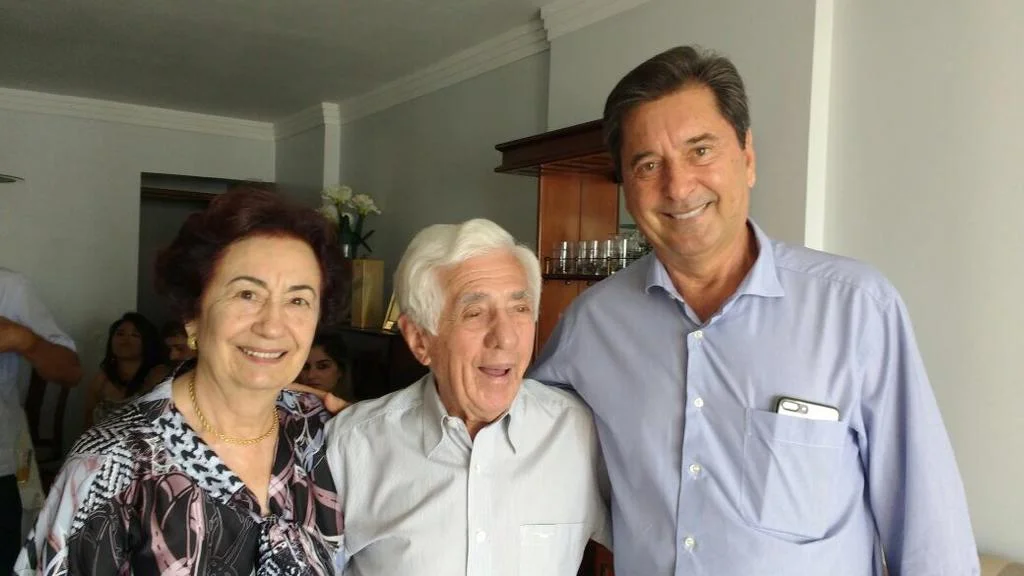 Nelita Vilela, ao lado do esposo Toniquinho, e de Maguito Vilela em reunião de família