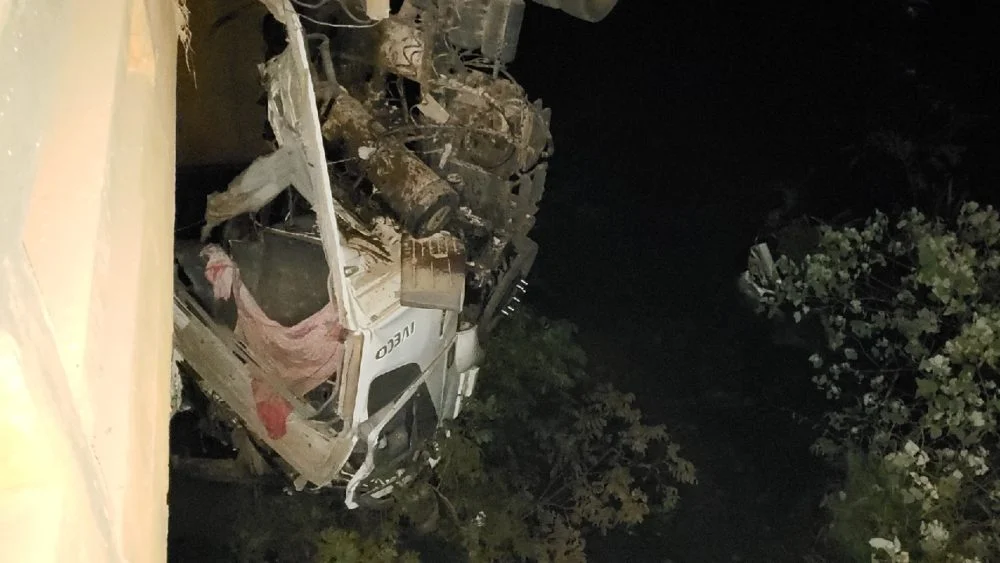 Carreta fica pendurada em ponte sobre o Rio São Marcos, em Catalão