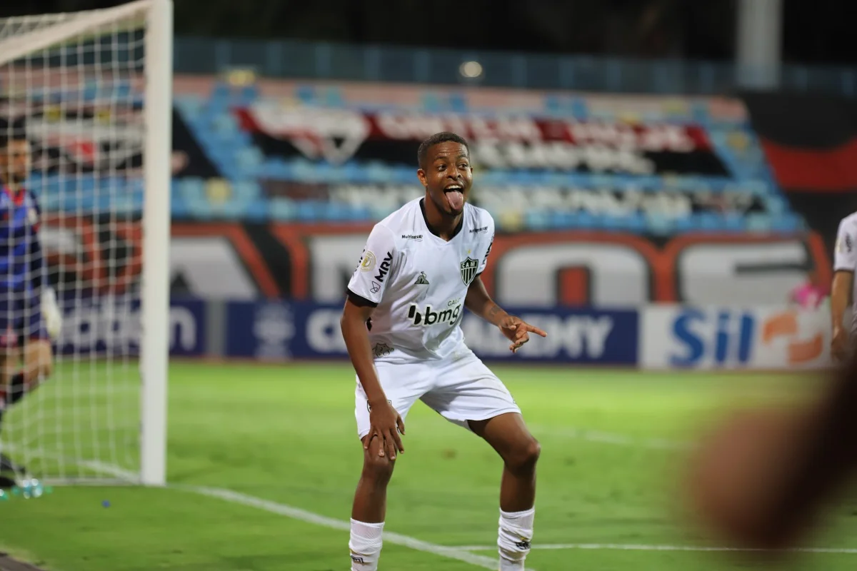 Atlético-MG vence Atlético-GO no Estádio Olímpico em jogo com sete gols