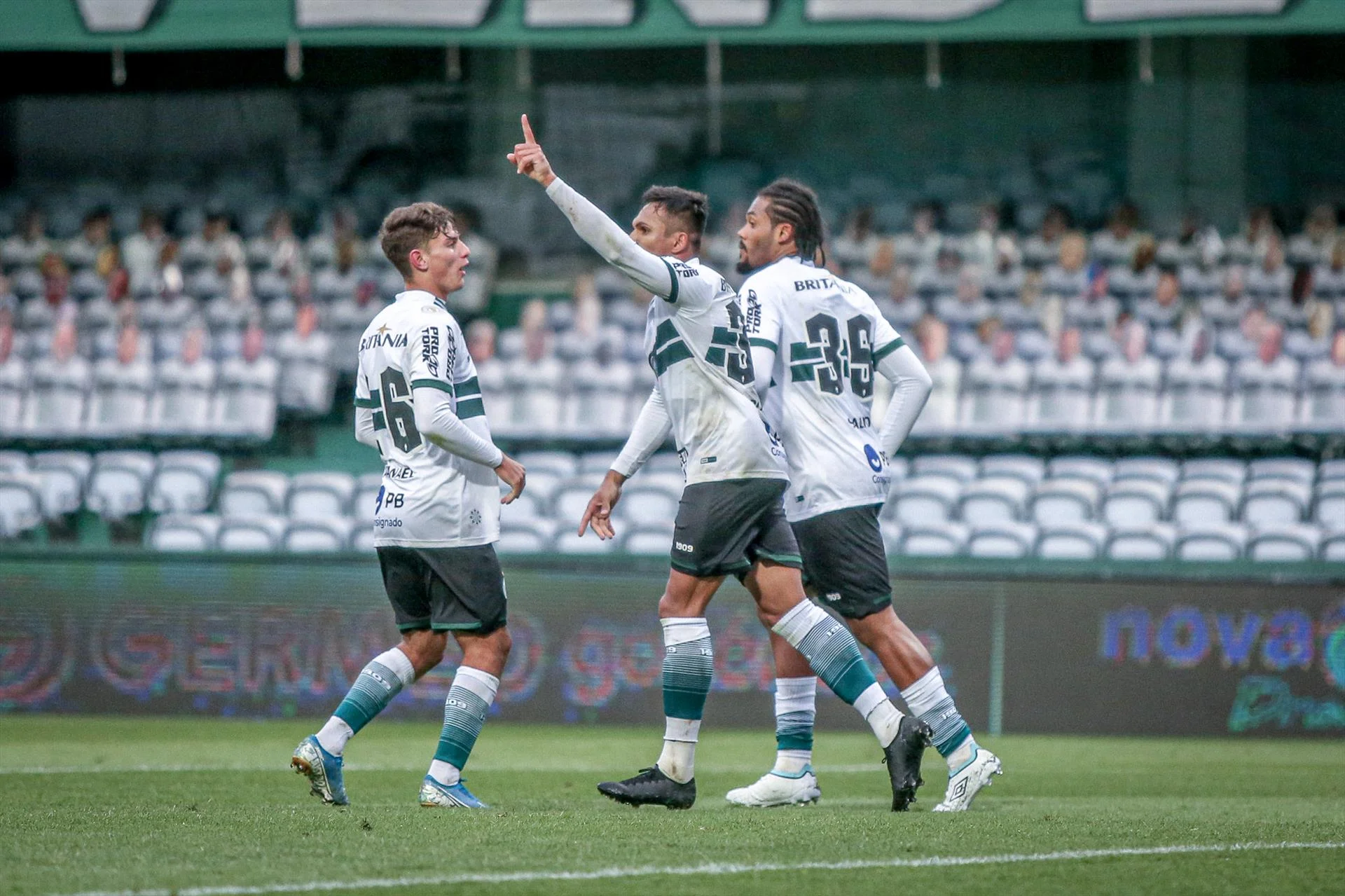 Coritiba vence Vasco no Couto Pereira e deixa Z-4 do Brasileirão