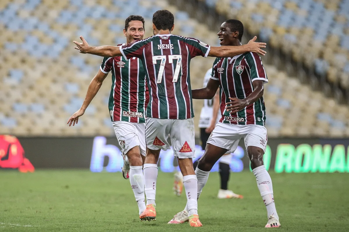 Nenê faz dois gols e Fluminense vence Corinthians no Maracanã