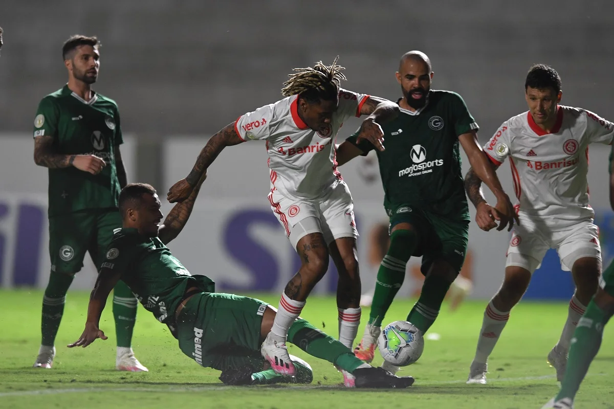 Goiás vence líder Internacional na Serrinha e deixa lanterna no Brasileirão