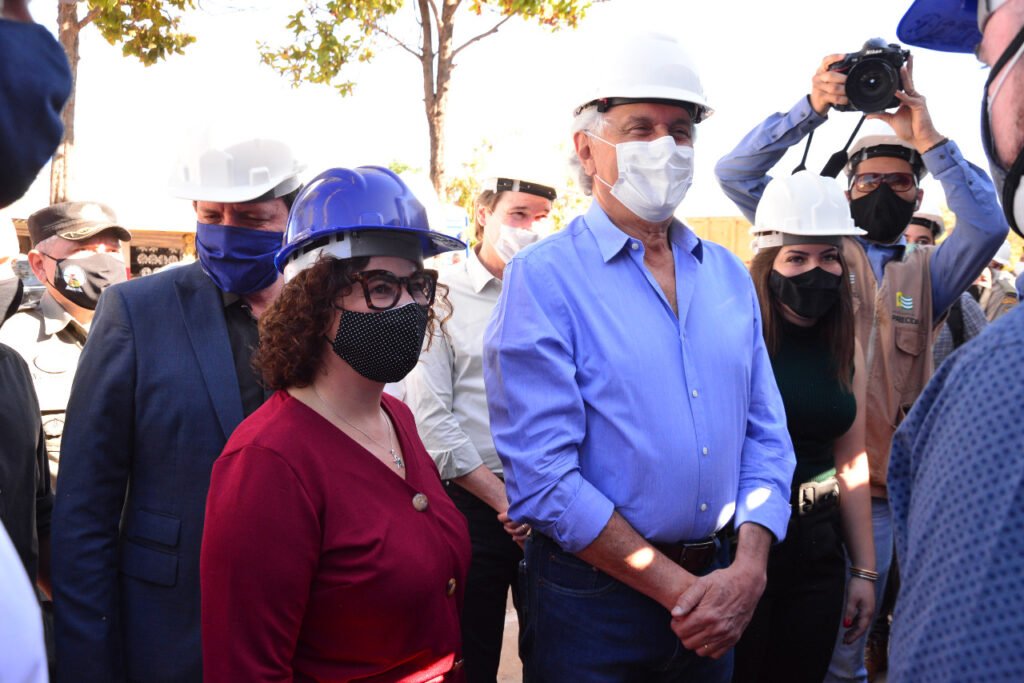 Ronaldo Caiado e Andrea Vulcanis durante lançamento de nova lei do Licenciamento ambiental