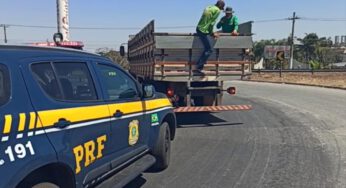 PRF flagra dois homens em carroceria de caminhão, na BR-153