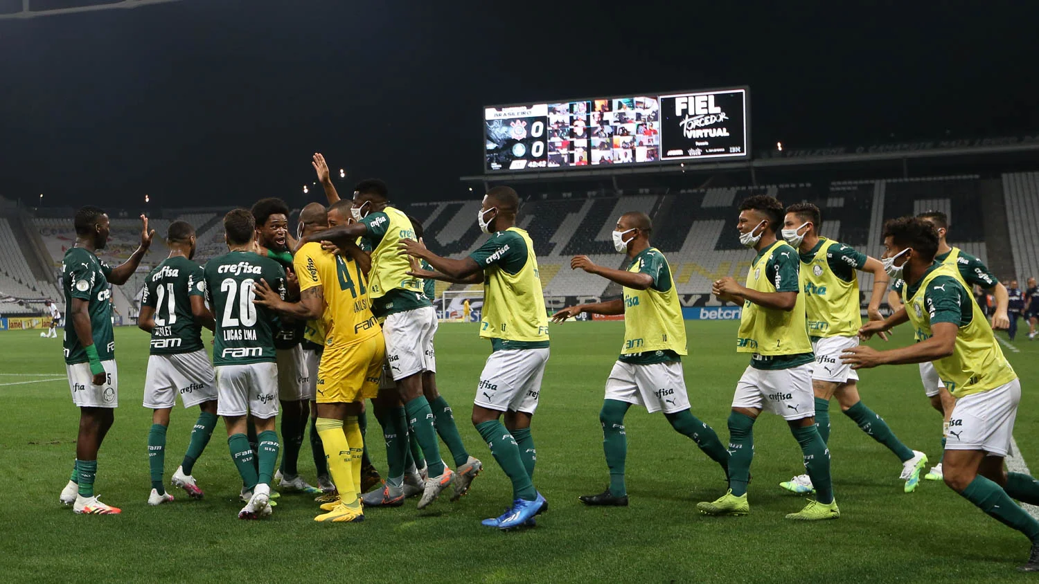 Palmeiras vence clássico com Corinthians e segue invicto no Brasileirão