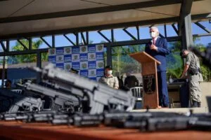 Ronaldo Caiado inaugurando CPC em Goiânia