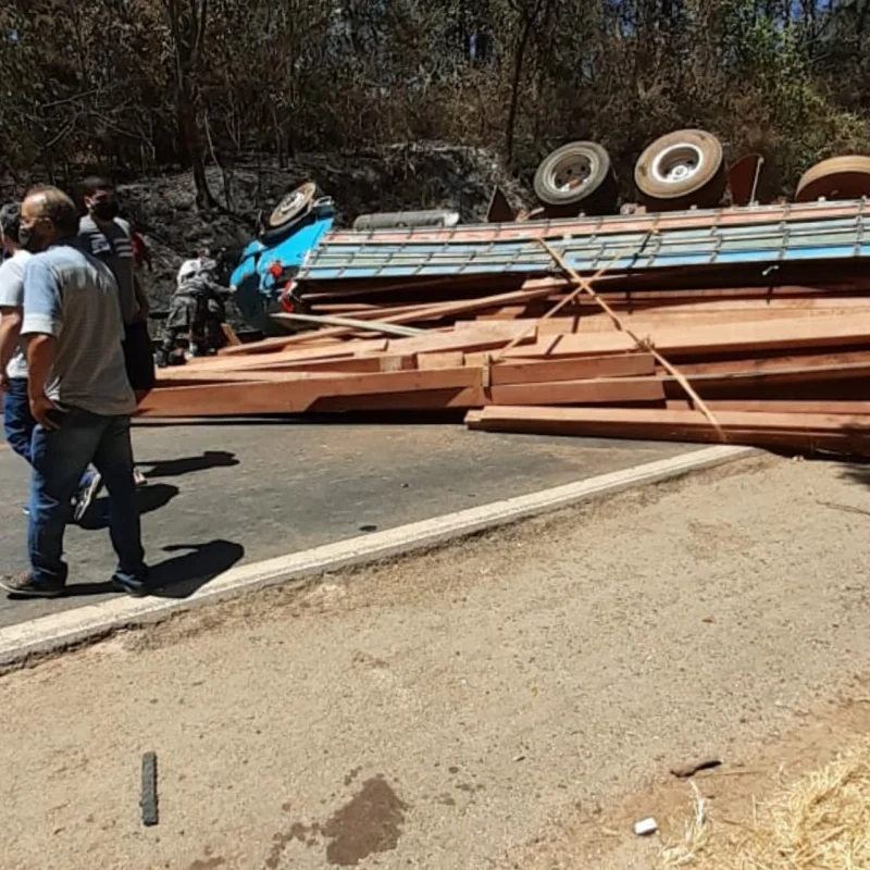 Acidente com caminhão deixa BR-153, em Anápolis, interditada