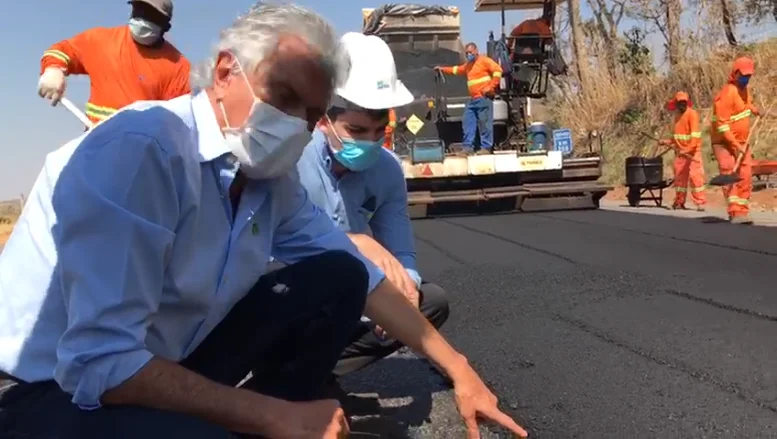 Caiado vistoria obras de rodovias e diz: “Não é asfalto de faz de conta”