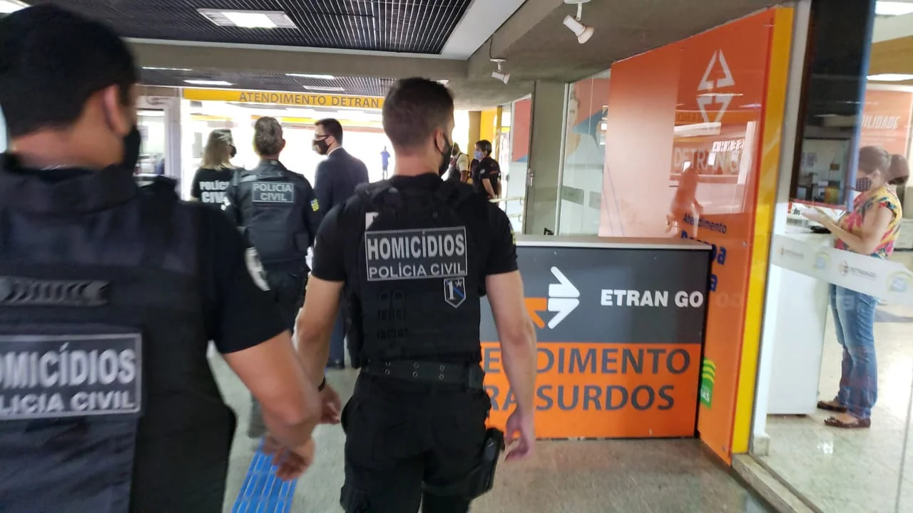 Deccor cumpre mandados no Detran em operação que investiga cartel de empresas de estampagem de placas