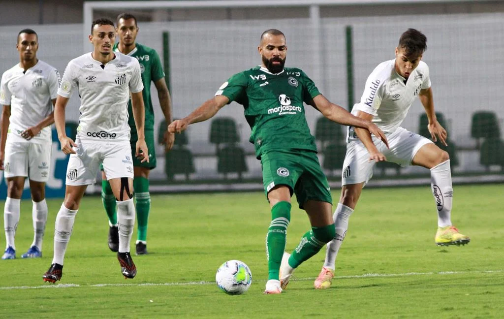 Goiás é derrotado em estreia de Enderson Moreira e segue na lanterna do Brasileirão