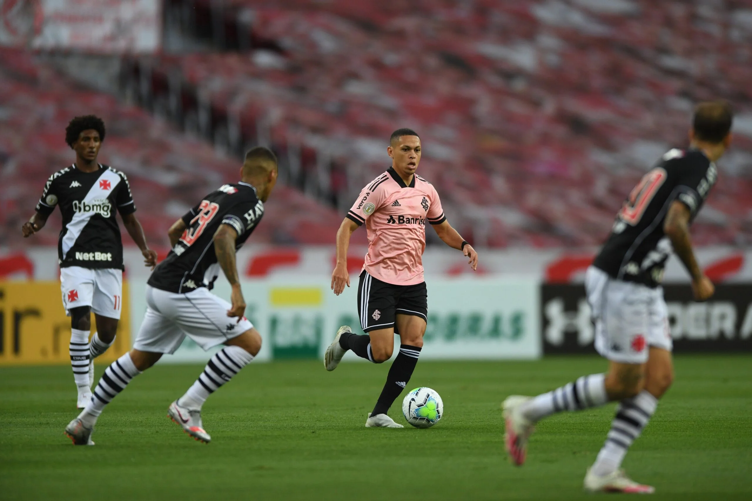 Brasileirão: Internacional vence Vasco em Porto Alegre e assume liderança