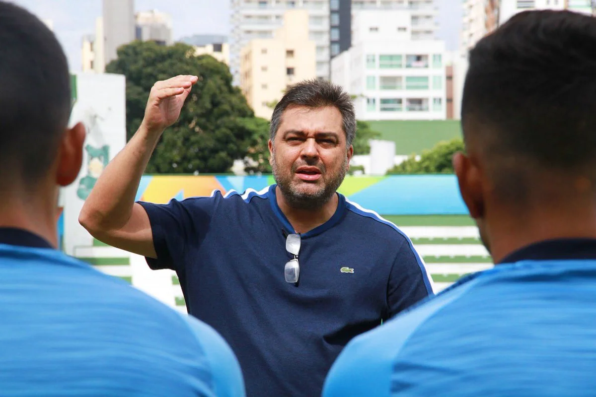 Após reunião com jogadores no Goiás, presidente diz que elenco tem “voto de confiança” para busca da recuperação