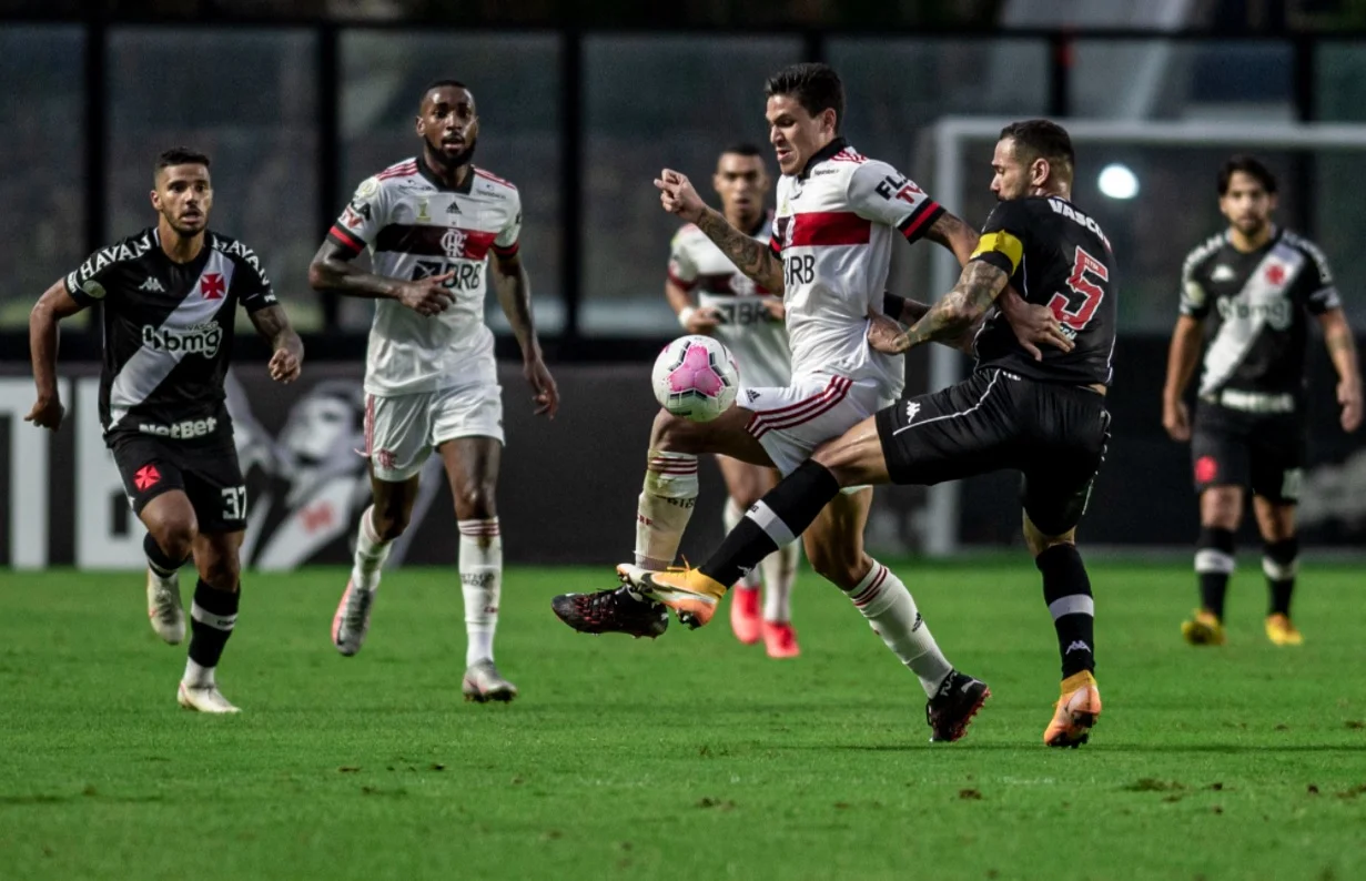 Brasileirão: Flamengo vence Vasco de virada em São Januário