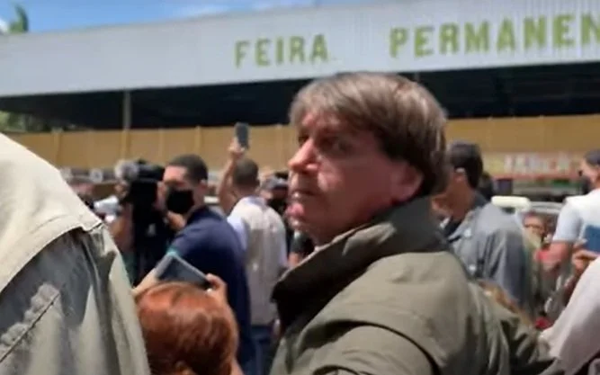 “Vai comprar na Venezuela”, diz Bolsonaro a homem que pediu para baixar o preço do arroz