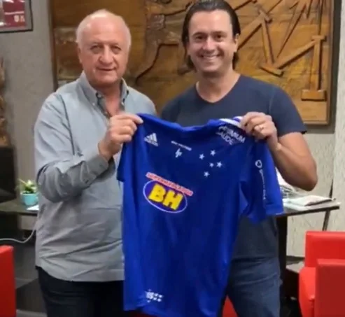 Sem o tradicional bigode, Felipão é anunciado como técnico do Cruzeiro