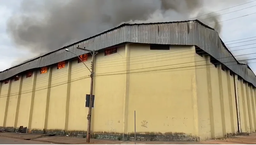 Incêndio atinge galpão de atacadista em Anápolis