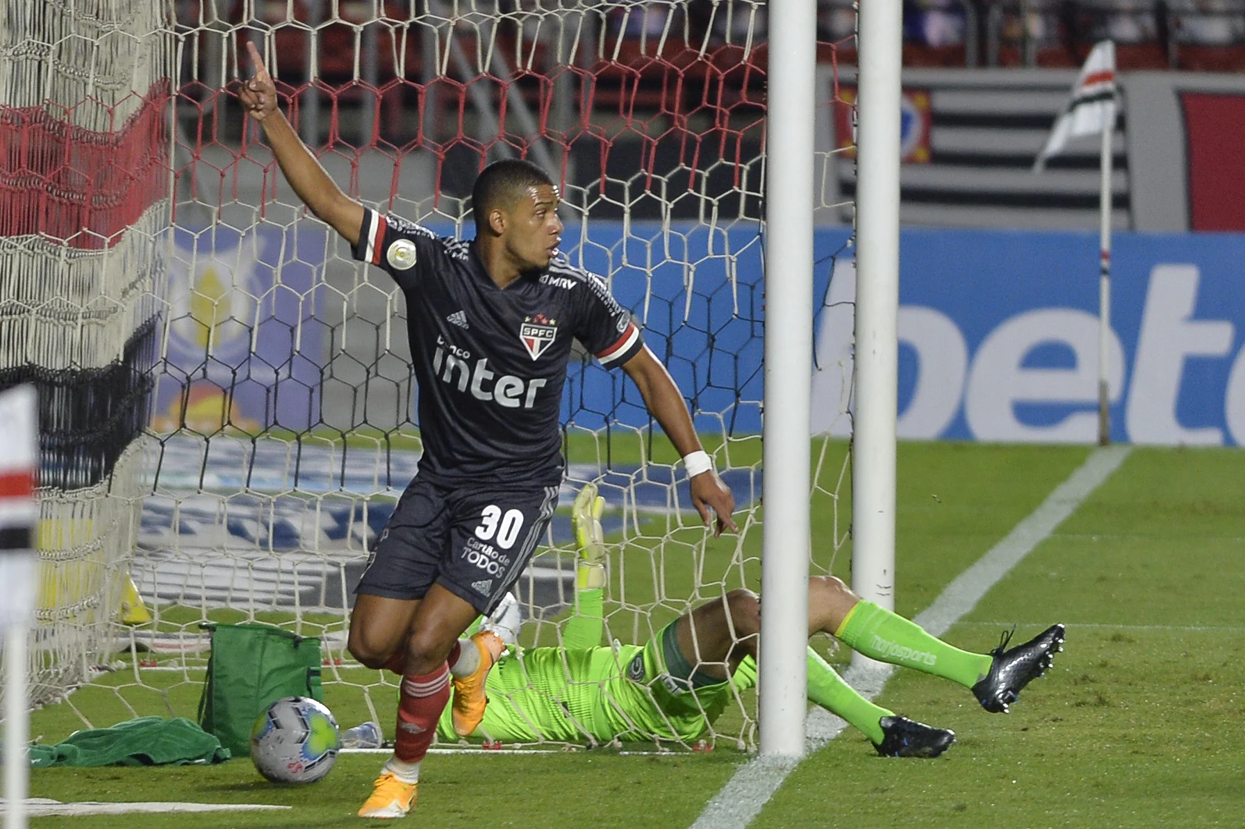 Entrou ou não entrou? São Paulo vence Goiás de virada em gol que gerou muita reclamação