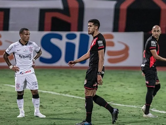 Atlético-GO empata com Corinthians no reencontro com Vagner Mancini