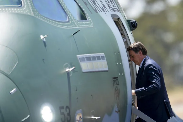 Bolsonaro viaja ao Rio de Janeiro para votar