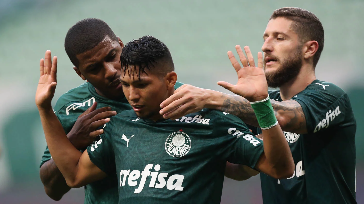 Palmeiras vence fácil Athletico Paranaense e pula para 4ª posição no Brasileiro Série A