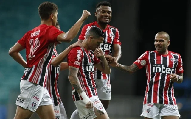 São Paulo vence Bahia e encosta no líder Atlético Mineiro no Brasileirão