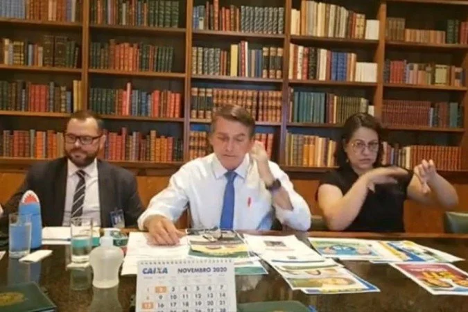 Bolsonaro volta a criticar sistema eleitoral brasileiro e vai apresentar proposta para voto impresso