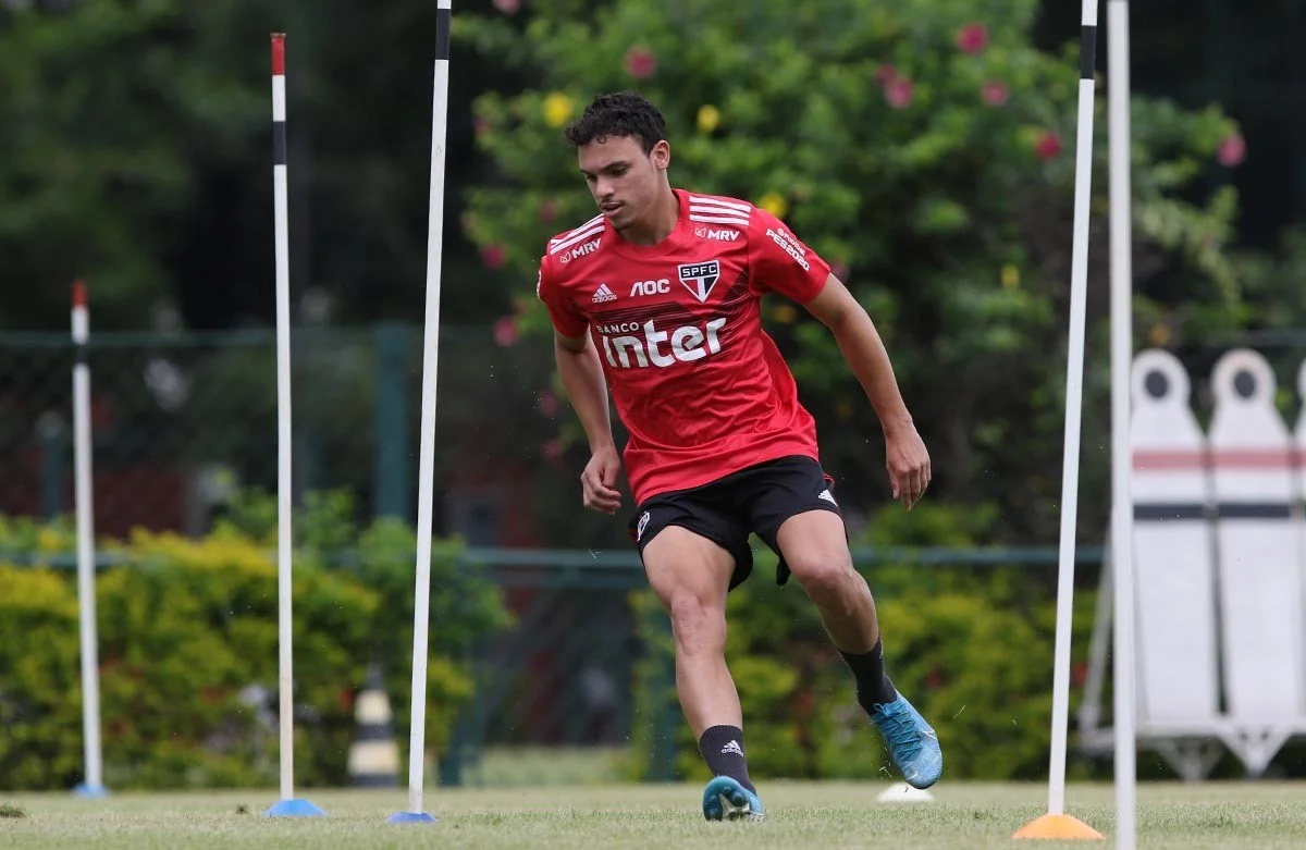 Atacante do São Paulo chega por empréstimo ao Atlético-GO