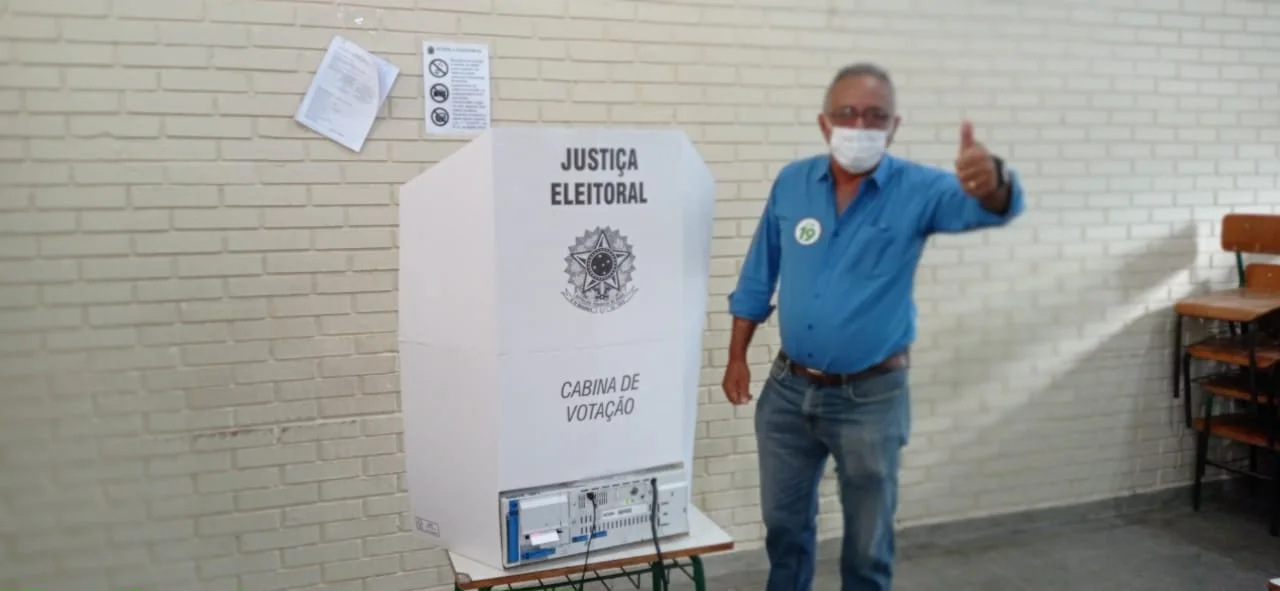 Candidato à reeleição, Divino Lemes vota em Senador Canedo