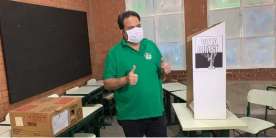 Roberto Naves vota em Anápolis e relata ‘sensação de dever cumprido’