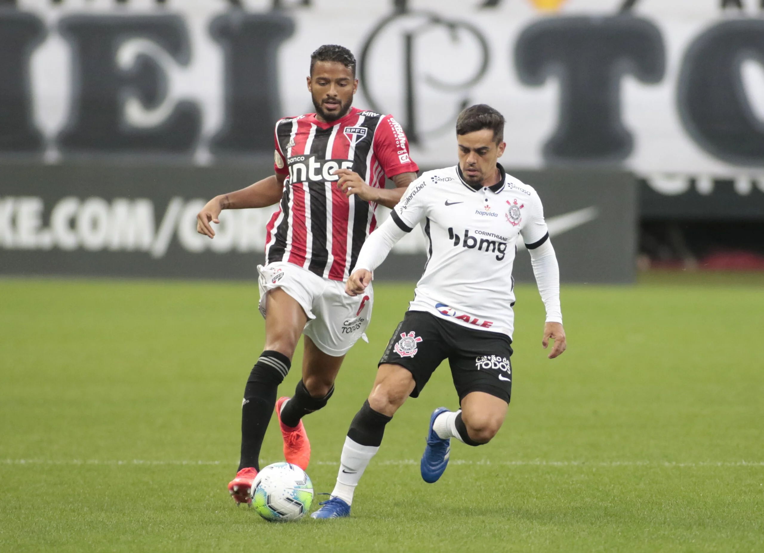 Corinthians é melhor e vence líder São Paulo pelo Brasileirão