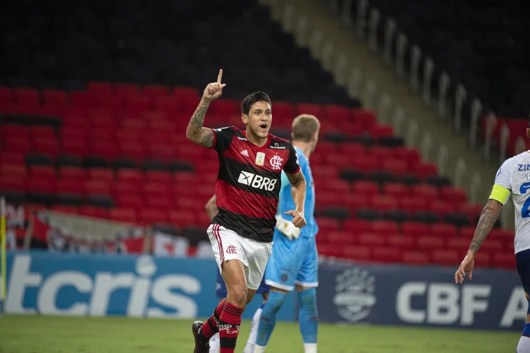 Em jogo emocionante, Flamengo vence Bahia e assume segunda posição no Brasileirão