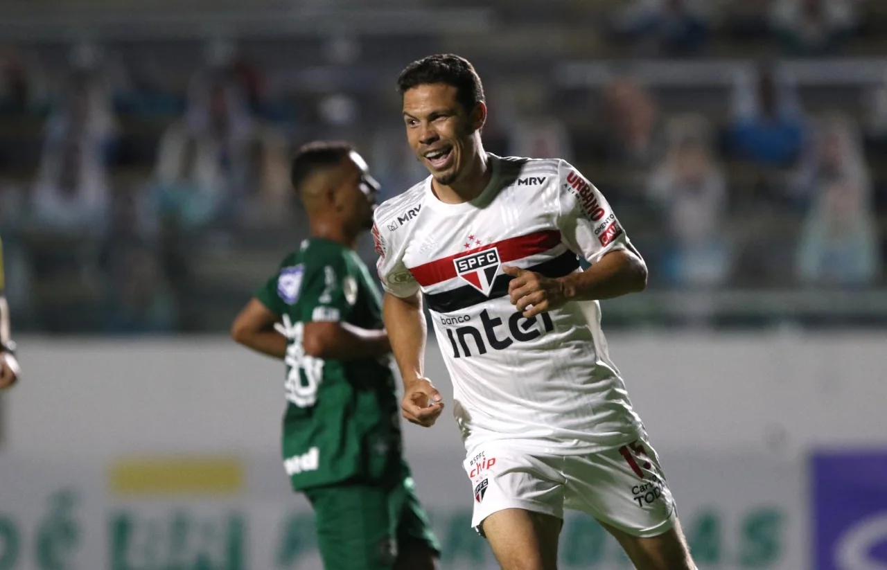 Goiás volta a mostrar futebol de baixa qualidade e sofre goleada para o líder São Paulo