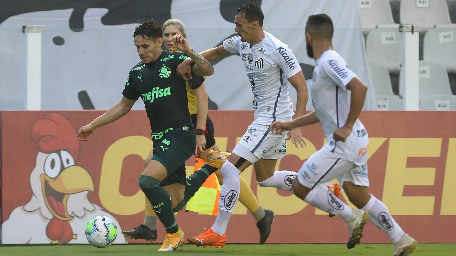 Santos e Palmeiras empatam clássico de quatro gols na Vila Belmiro