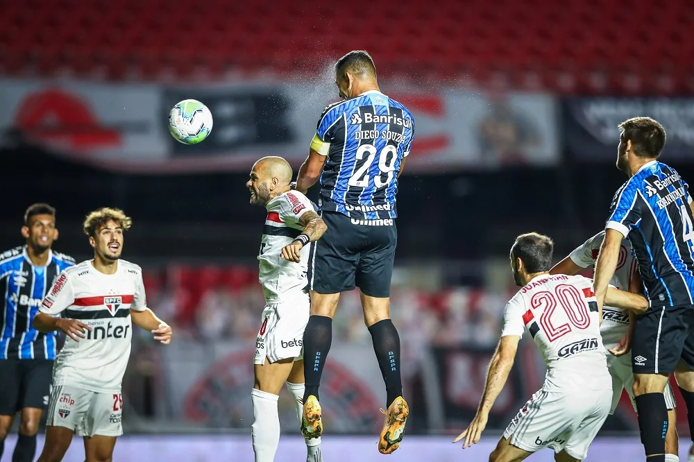 Grêmio segura São Paulo e vai avança para decisão da Copa do Brasil