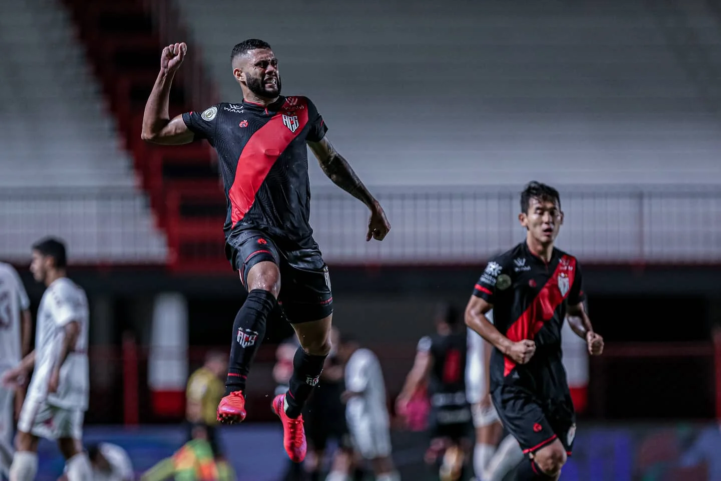 Atlético-GO vence Fluminense e ganha três posições no Campeonato Brasileiro