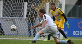 Datena ironiza gol de Bolsonaro em jogo festivo: “tropeçou no pé direito e fez de canhota”