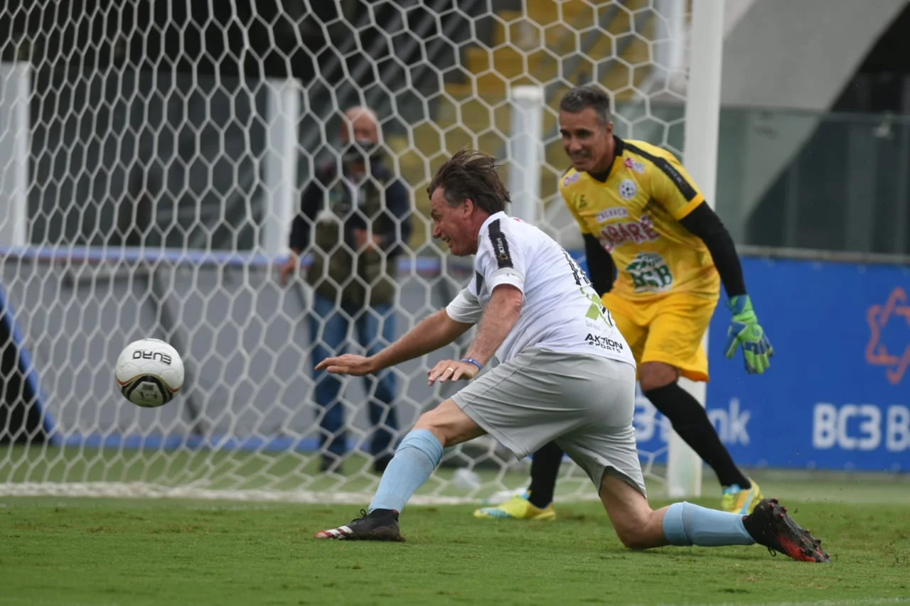 Bolsonaro mostra faro artilheiro e marca gol em jogo beneficente