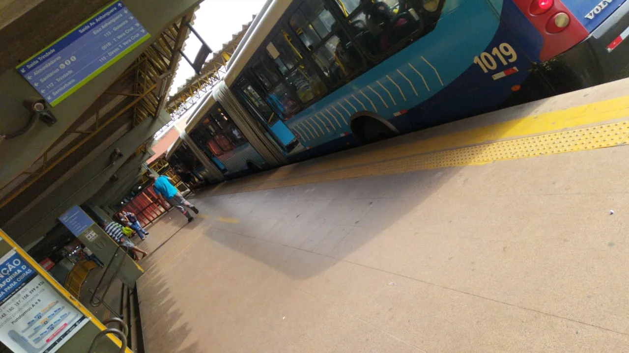 Apenas Eixo Anhanguera tem operado no sábado em que o transporte coletivo amanheceu parado em Goiânia